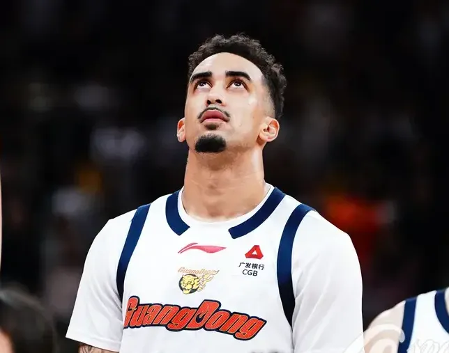 奎因全场出战19分钟，投篮13中4得到12分5篮板2助攻2抢断